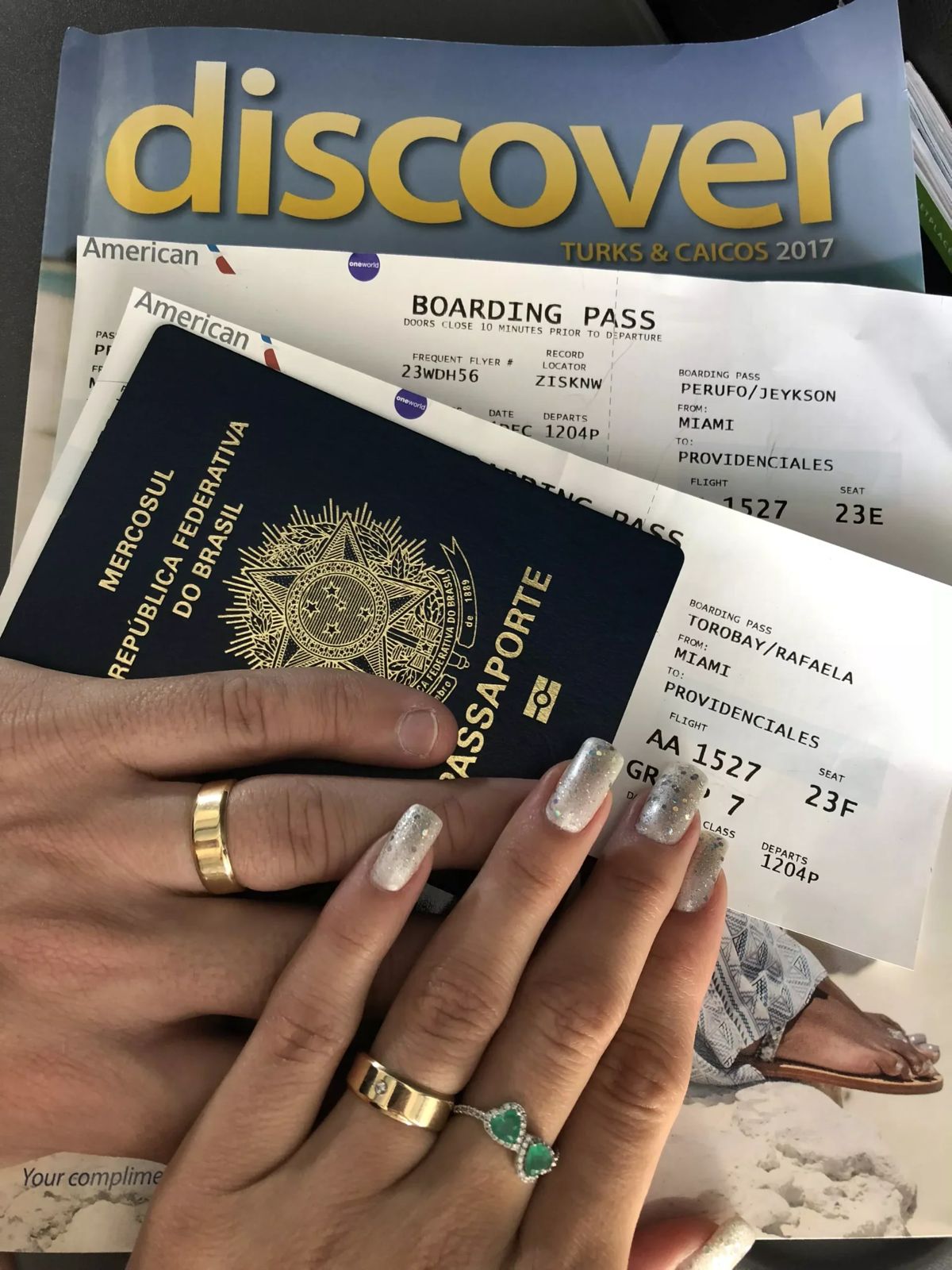 Passaporte e cartões de embarque de Kalyl e Rafaela rumo a Turcos e Caicos, lua de mel emitida em milhas